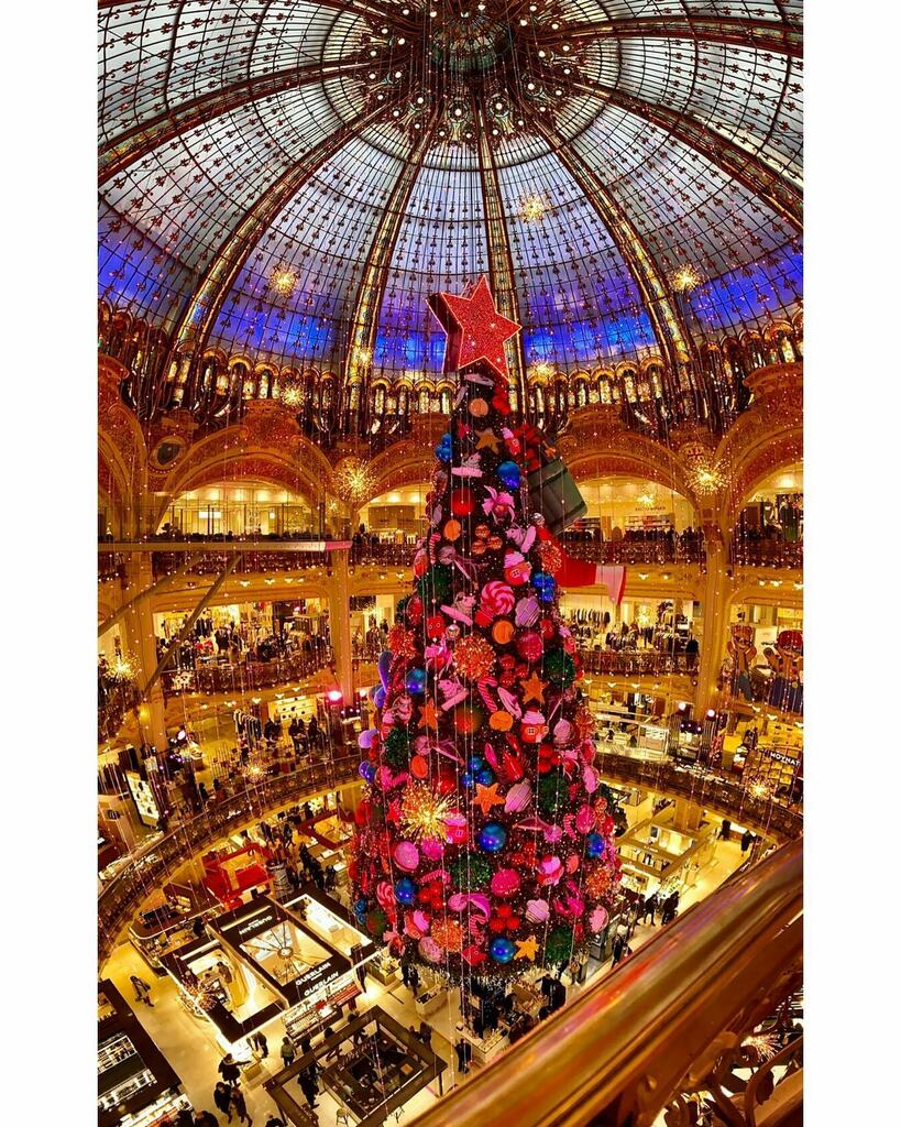 Y a quand même pas à dire, les décos des galeries Lafayette Haussmann c’est toujours quelque chose 😍 Bon par contre le monde, c’est toujours l’enfer aussi 😂
.
.
.
#christmas #christmastree #christmasiscoming #xmas #xmastree #galerielafayette #galerie… instagr.am/p/CXWYbmoMUgA/