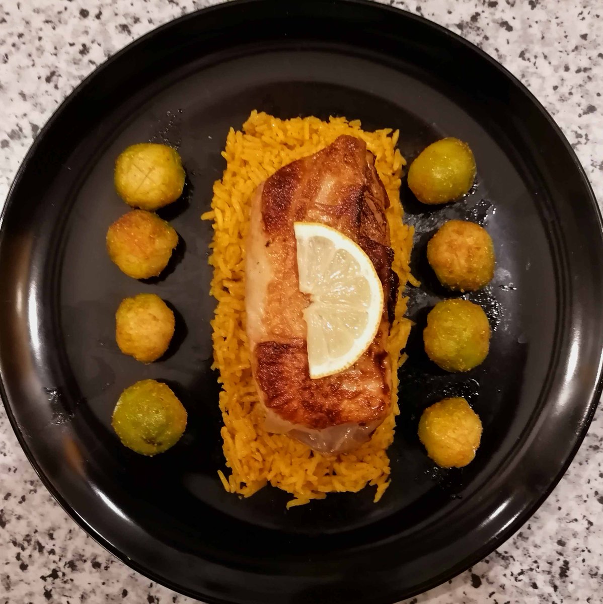 MikeKocht's tweet photo. #Fisch #Twooking temperaturbedingt mit #Mantel
Den bekommt der marinierte #Kabeljau aus #Reispapier
Dazu #Curryreis und #Kohlsprossen (#Rosenkohl) ein wenig orientalisch
https://t.co/8ONU1FApPj https://t.co/Ba0uC8cPEv