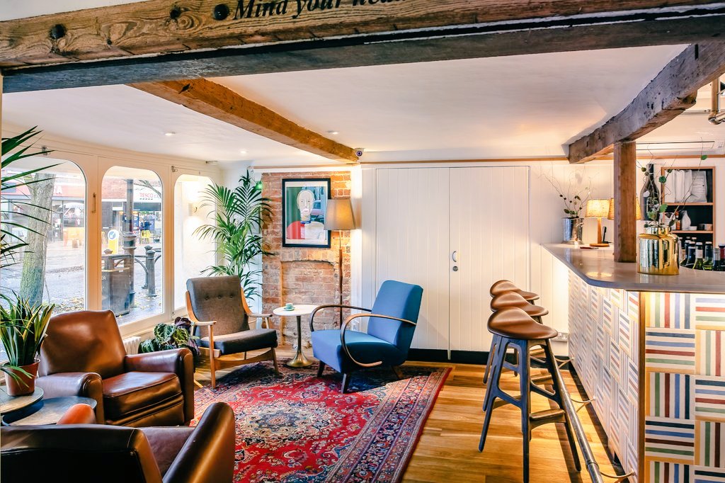 Minibar in Berkhamsted before dinner 👍

Credit <a href="/paulwf/">Paul Winch-Furness</a>