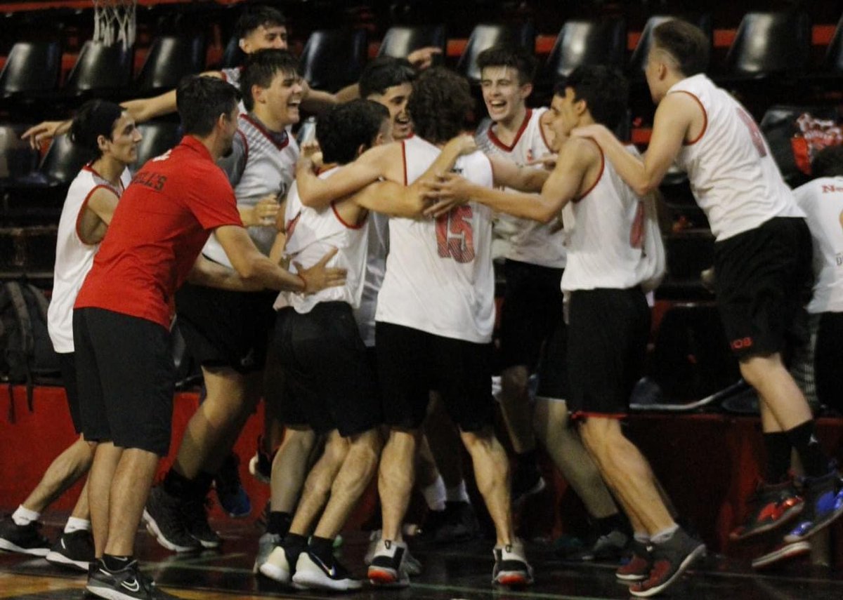 CANOBbasquet's tweet photo. #Newells derrotó 56 a 53 América por la segunda fecha del cuadrangular final de U17

➡️El conjunto rojinegro jugará la gran final el miércoles 15/12 a las 20.00 hs en el Estadio Cubierto Claudio Newell. https://t.co/OhDsQckpCJ