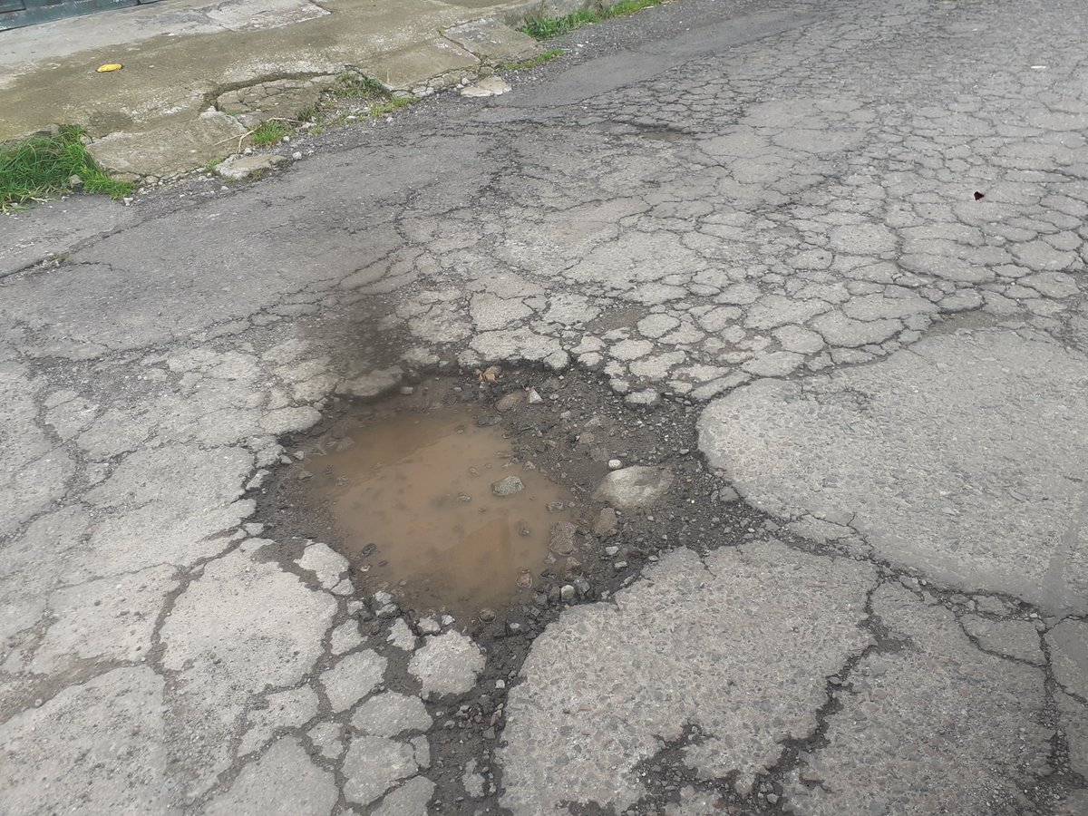 maferchauca's tweet photo. Estimado Sr. Alcalde @santiguarderas 
 , solicitamos su gentil gestión 
@MunicipioQuito 
  en la Cdla. Ejército II etapa, transversal 7. La calle está llena de baches. Como se ve en las fotos. https://t.co/EwCckzhobQ
