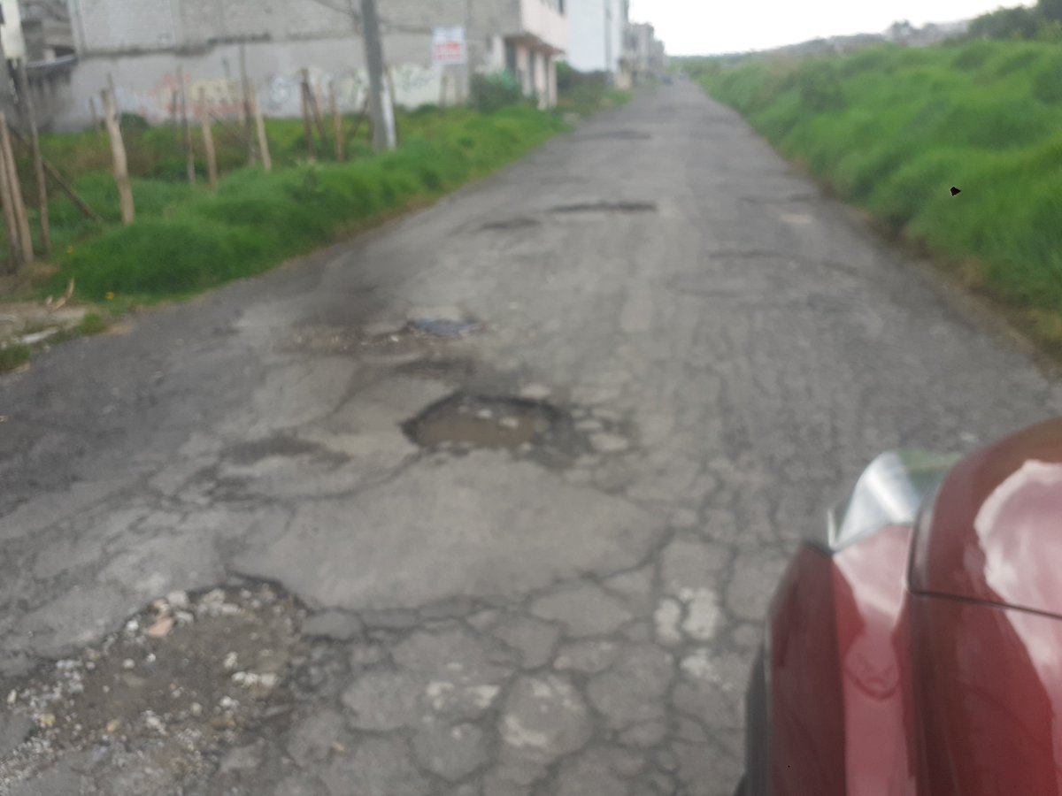 maferchauca's tweet photo. Estimado Sr. Alcalde @santiguarderas 
 , solicitamos su gentil gestión 
@MunicipioQuito 
  en la Cdla. Ejército II etapa, transversal 7. La calle está llena de baches. Como se ve en las fotos. https://t.co/EwCckzhobQ