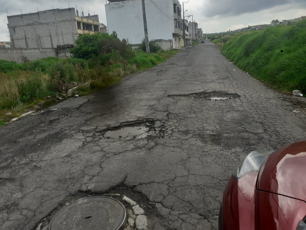 maferchauca's tweet photo. Estimado Sr. Alcalde @santiguarderas 
 , solicitamos su gentil gestión 
@MunicipioQuito 
  en la Cdla. Ejército II etapa, transversal 7. La calle está llena de baches. Como se ve en las fotos. https://t.co/EwCckzhobQ