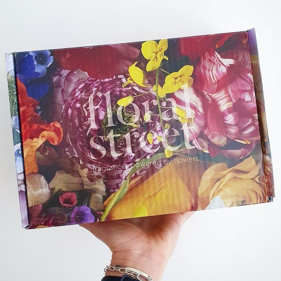 floralstreet_'s tweet photo. Ditch the wrapping paper this year 🌿 Our iconic floral boxes are ready to pop straight under the tree. No gift wrap required. Reusable, recyclable, and totally sustainable!
📸 @yasspress
#floralstreet #holidayseason #giftboxes #sustainablegifting #paperlessgifting #zerowas https://t.co/LRvAg7n3Ey