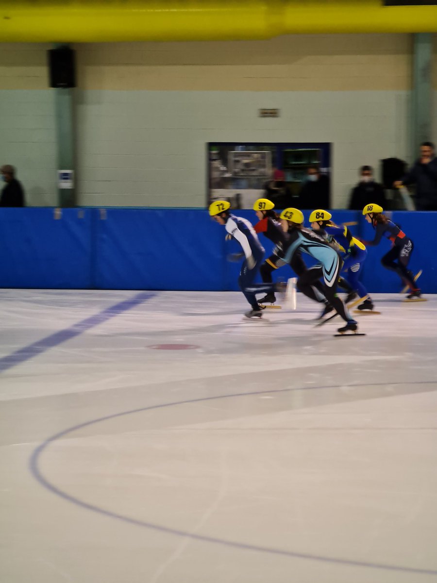 BlanchardRaphaL's tweet photo. De passage à la patinoire Barot pour la compétition du Reims Patinage de Vitesse avec la participation des jeunes du pôle Relève encadré par notre championne @VvPierron et le @creps_reims https://t.co/iWW7ewoY2G