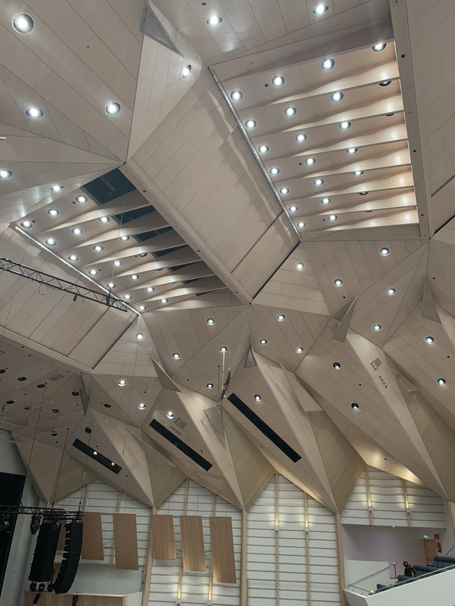 MariaTammi1's tweet photo. @tamperetalo vaikuttava akustiikka ja puitteet #liisaihmemaassa @eestiballett ja taianomaisesta musiikista vastasi Tampere Filharmonia #baletti #klassikko #elämys https://t.co/JoKqQfRRTY
