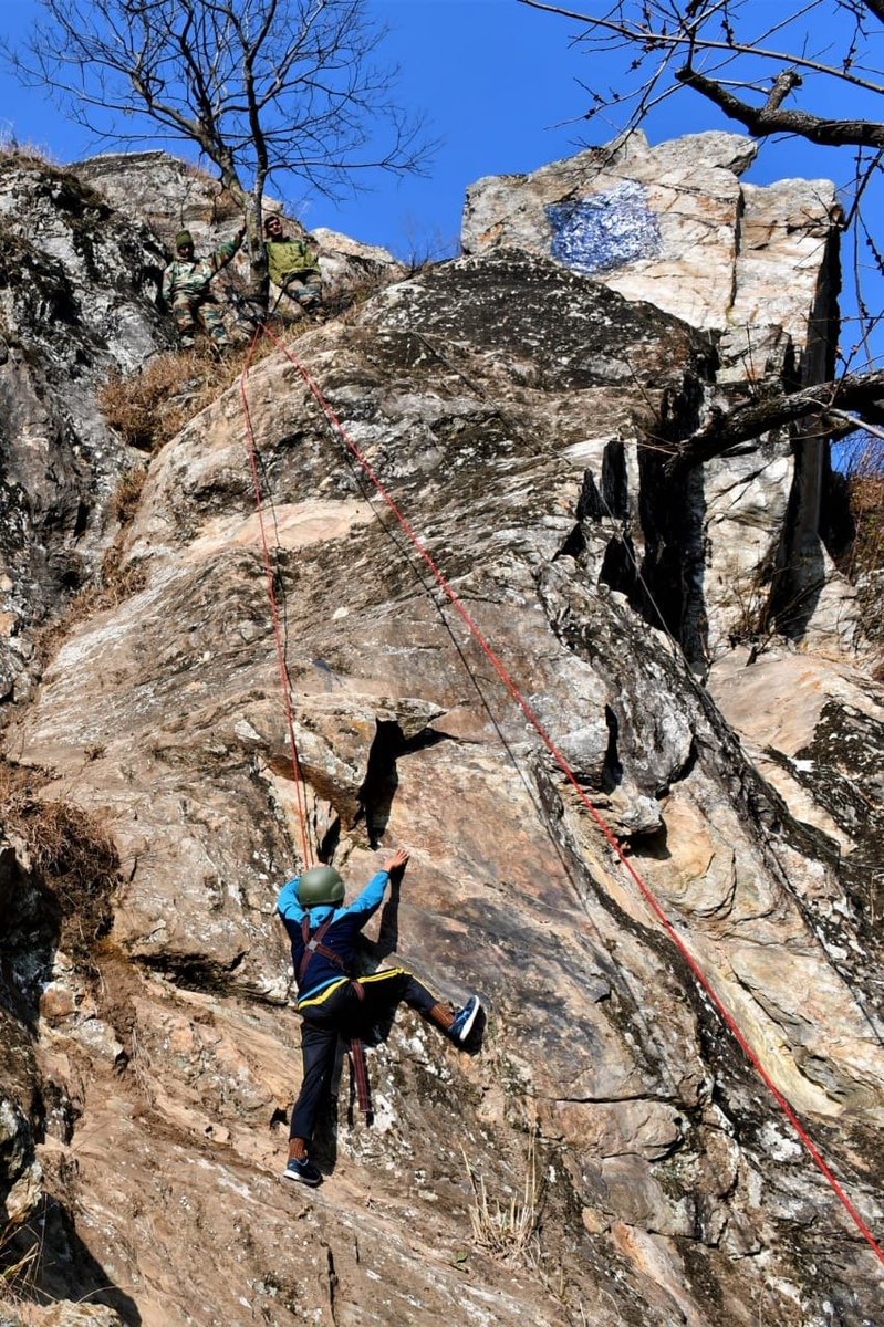 HukusBukus_786's tweet photo. On the occasion of International Mountain Day, #IndianArmy conducted a mountaineering event for the children of  Lachhipora, #Baramulla. Children experience the thrill &amp; adventure to climb mountain under supervision.

#Srinagar 
#SaturdayMotivation https://t.co/jtv9XWXcXk