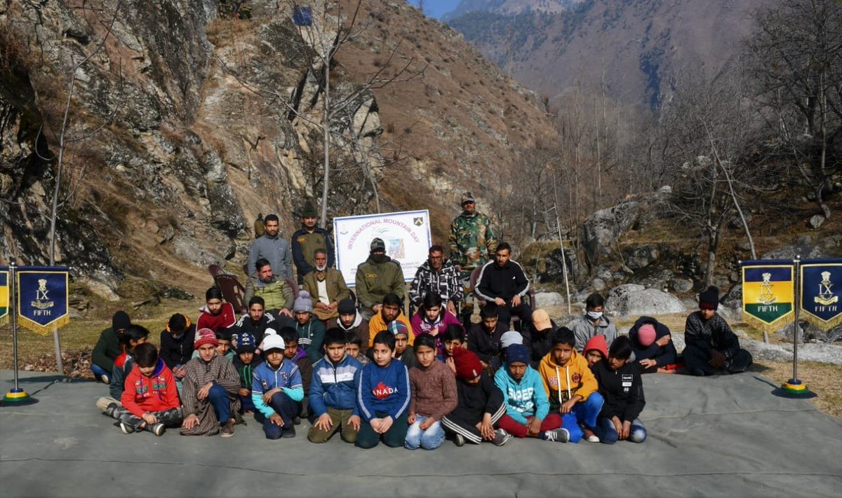 HukusBukus_786's tweet photo. On the occasion of International Mountain Day, #IndianArmy conducted a mountaineering event for the children of  Lachhipora, #Baramulla. Children experience the thrill &amp; adventure to climb mountain under supervision.

#Srinagar 
#SaturdayMotivation https://t.co/jtv9XWXcXk