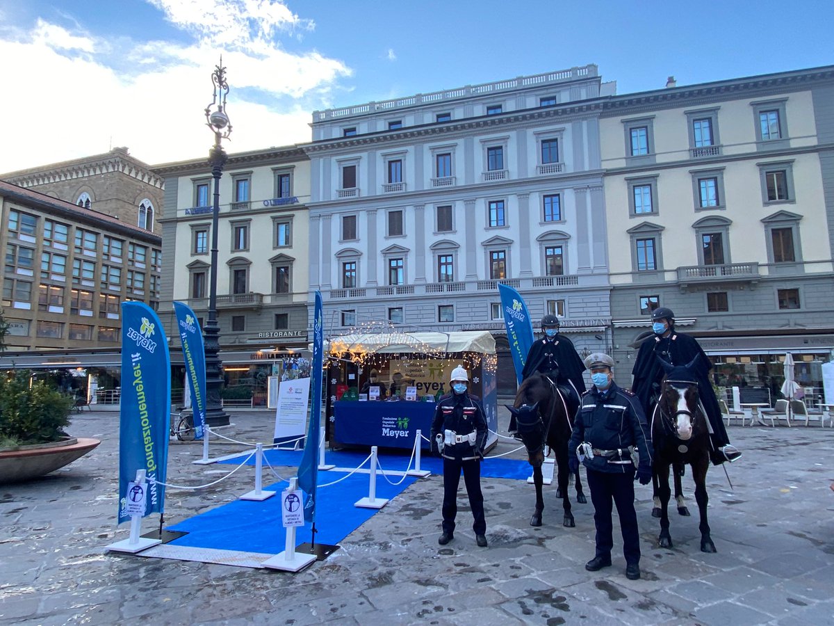 fondazionemeyer's tweet photo. Torna da oggi fino al 24 dicembre in Piazza della Repubblica, la Casina di Natale della Fondazione Meyer. Un’occasione di gioia per aspettare il Natale regalando ai bambini le nostre palline natalizie, grazie anche al prezioso aiuto del Corpo della Polizia Municipale di Firenze. https://t.co/KKeYoyyfVg