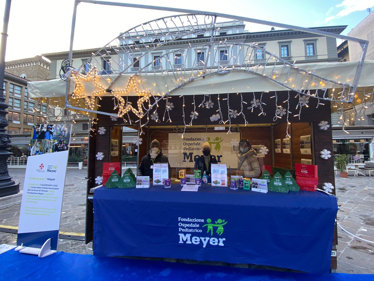 fondazionemeyer's tweet photo. Torna da oggi fino al 24 dicembre in Piazza della Repubblica, la Casina di Natale della Fondazione Meyer. Un’occasione di gioia per aspettare il Natale regalando ai bambini le nostre palline natalizie, grazie anche al prezioso aiuto del Corpo della Polizia Municipale di Firenze. https://t.co/KKeYoyyfVg