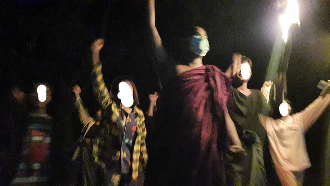 katycho22222's tweet photo. #Pyigyitagon Tsp, Mandalay Region:
A buddhist monk and a group of pro-democracy youths staged daily night protest movement to reject Military Tyranny even skip a day.🙏🏾🙏🏾🙏🏾
#CrimesAgainstHumantiy
#Dec11Coup
#WhatsHappeningInMyanmar https://t.co/s8lg4RHKMl