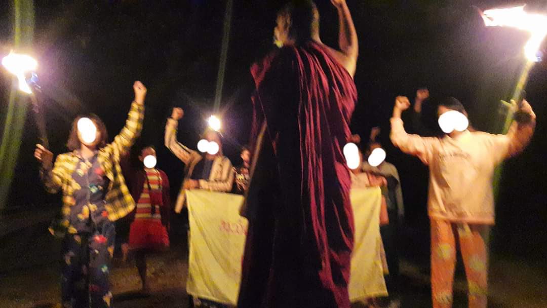 katycho22222's tweet photo. #Pyigyitagon Tsp, Mandalay Region:
A buddhist monk and a group of pro-democracy youths staged daily night protest movement to reject Military Tyranny even skip a day.🙏🏾🙏🏾🙏🏾
#CrimesAgainstHumantiy
#Dec11Coup
#WhatsHappeningInMyanmar https://t.co/s8lg4RHKMl
