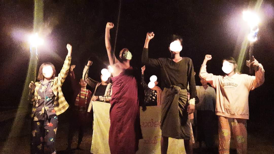 katycho22222's tweet photo. #Pyigyitagon Tsp, Mandalay Region:
A buddhist monk and a group of pro-democracy youths staged daily night protest movement to reject Military Tyranny even skip a day.🙏🏾🙏🏾🙏🏾
#CrimesAgainstHumantiy
#Dec11Coup
#WhatsHappeningInMyanmar https://t.co/s8lg4RHKMl