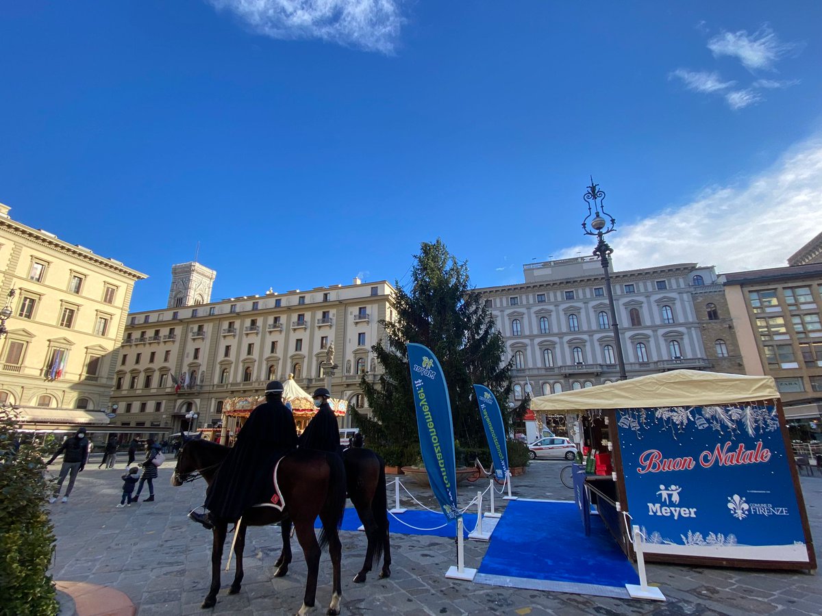 fondazionemeyer's tweet photo. Torna da oggi fino al 24 dicembre in Piazza della Repubblica, la Casina di Natale della Fondazione Meyer. Un’occasione di gioia per aspettare il Natale regalando ai bambini le nostre palline natalizie, grazie anche al prezioso aiuto del Corpo della Polizia Municipale di Firenze. https://t.co/KKeYoyyfVg