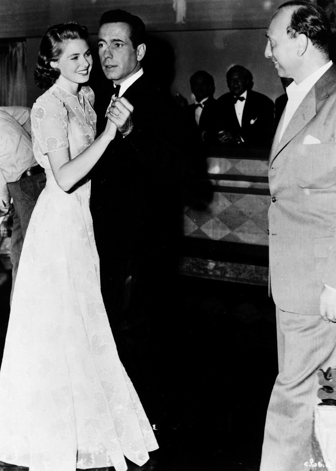 CitizenScreen's tweet photo. Bergman, Bogart, and Curtiz on set of CASABLANCA (1942) #DailyIngrid https://t.co/Jbp8jmQPKe
