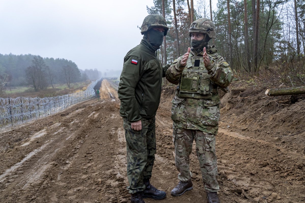 DefenceHQ's tweet photo. 140 Royal Engineers are deploying to Poland to provide specialist support in response to pressures from irregular migration at the Belarus border.
 
Personnel will support Polish troops with planning and specific engineering tasks.
 
More info: https://t.co/8ocdVurSUY https://t.co/AViSX63Ynv