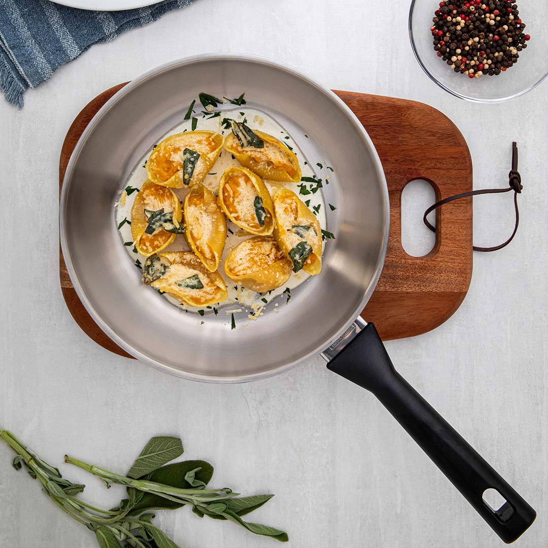 Tramontina Brava Bakelite frying pan comes in two sizes and will soon become your indispensable best friend in the kitchen.
The tri-ply base ensures an even heat distribution for optimum performance and efficiency - just one of many outstanding features of this essential piece. https://t.co/zczKZwzlOh