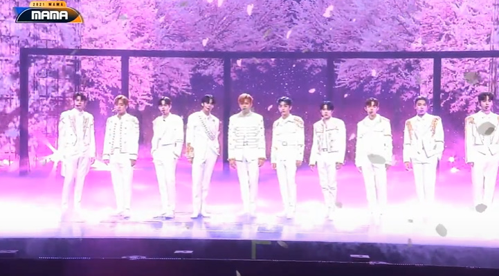 WannaOneUpdate's tweet photo. Wanna One, you are always worth the wait. Thank you for letting the spring breeze come. Let's meet again once the stars align once again!✨

WANNA ONE IS BACK
#워너원_워너블_가보자고
#ThereforeWeAreStillOne
#WannaOne #워너원 @WannaOne_twt https://t.co/24lCi3UAOu