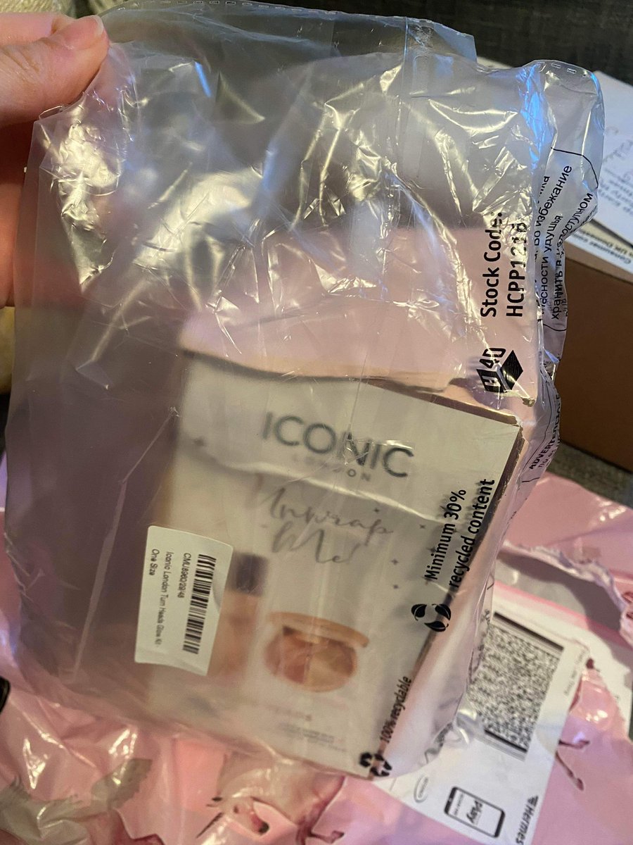 Charcordery98's tweet photo. @OfficialPLT_CS can you help?
I’ve whatsapped and emailed them but no response.
This is how I found my parcel that was delivered yesterday. It was either pretty little thing themselves or the courier. It’s a Christmas present!! https://t.co/LXQBHWHhw7