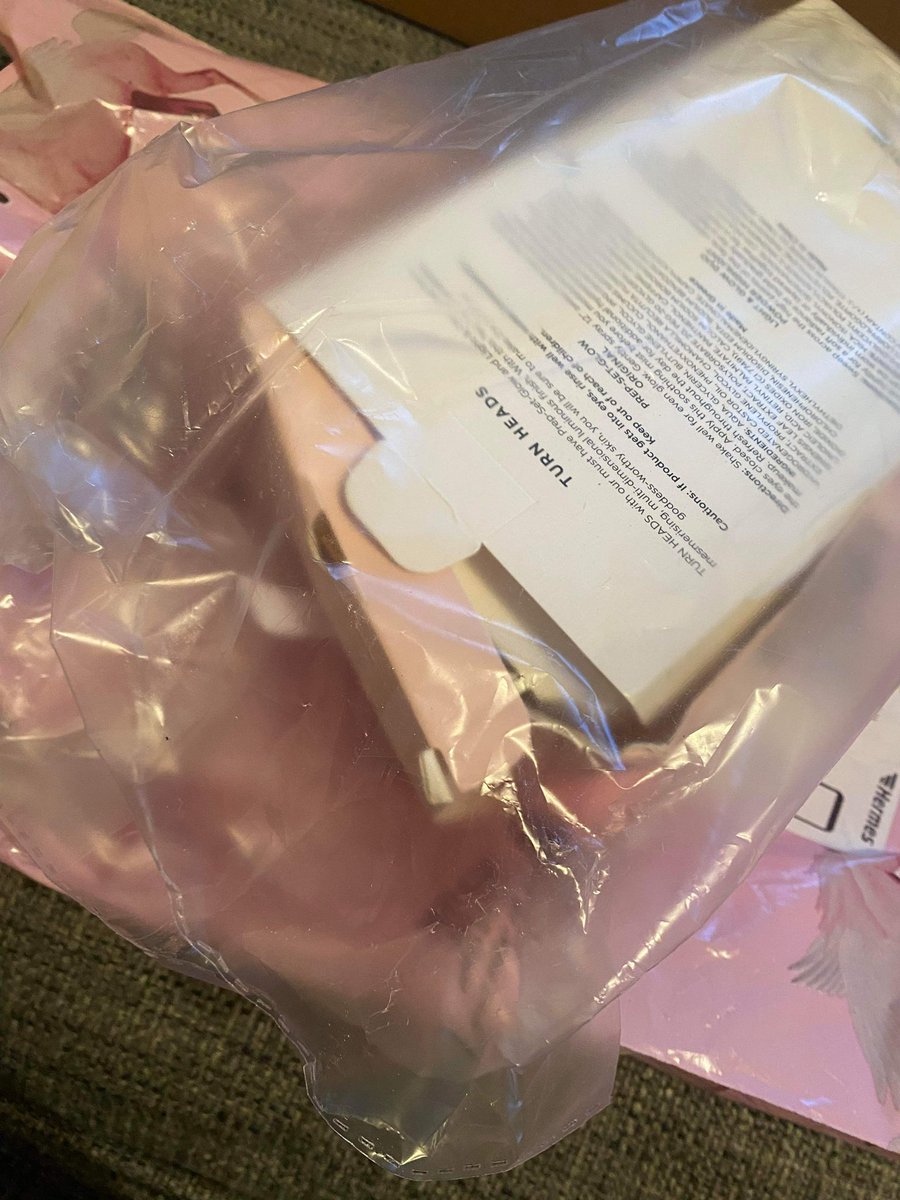 Charcordery98's tweet photo. @OfficialPLT_CS can you help?
I’ve whatsapped and emailed them but no response.
This is how I found my parcel that was delivered yesterday. It was either pretty little thing themselves or the courier. It’s a Christmas present!! https://t.co/LXQBHWHhw7