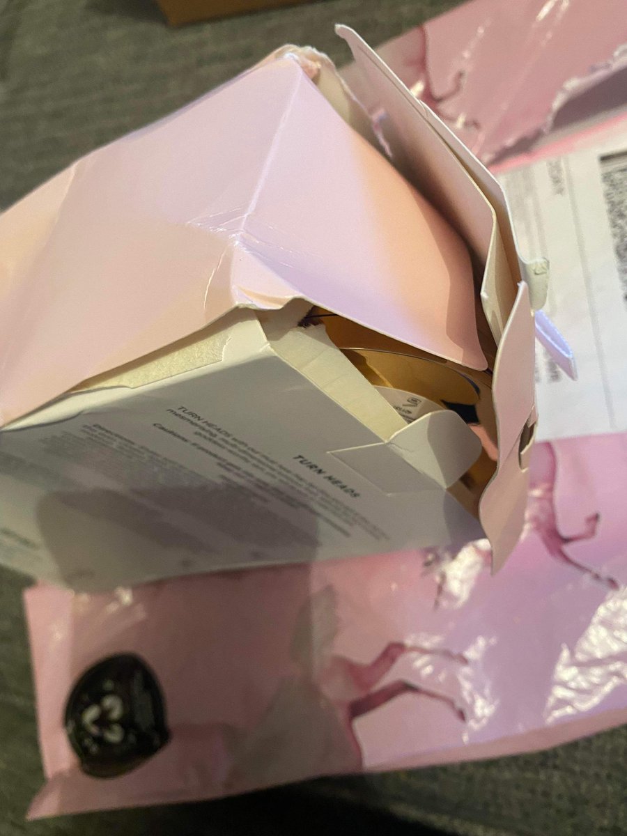 Charcordery98's tweet photo. @OfficialPLT_CS can you help?
I’ve whatsapped and emailed them but no response.
This is how I found my parcel that was delivered yesterday. It was either pretty little thing themselves or the courier. It’s a Christmas present!! https://t.co/LXQBHWHhw7