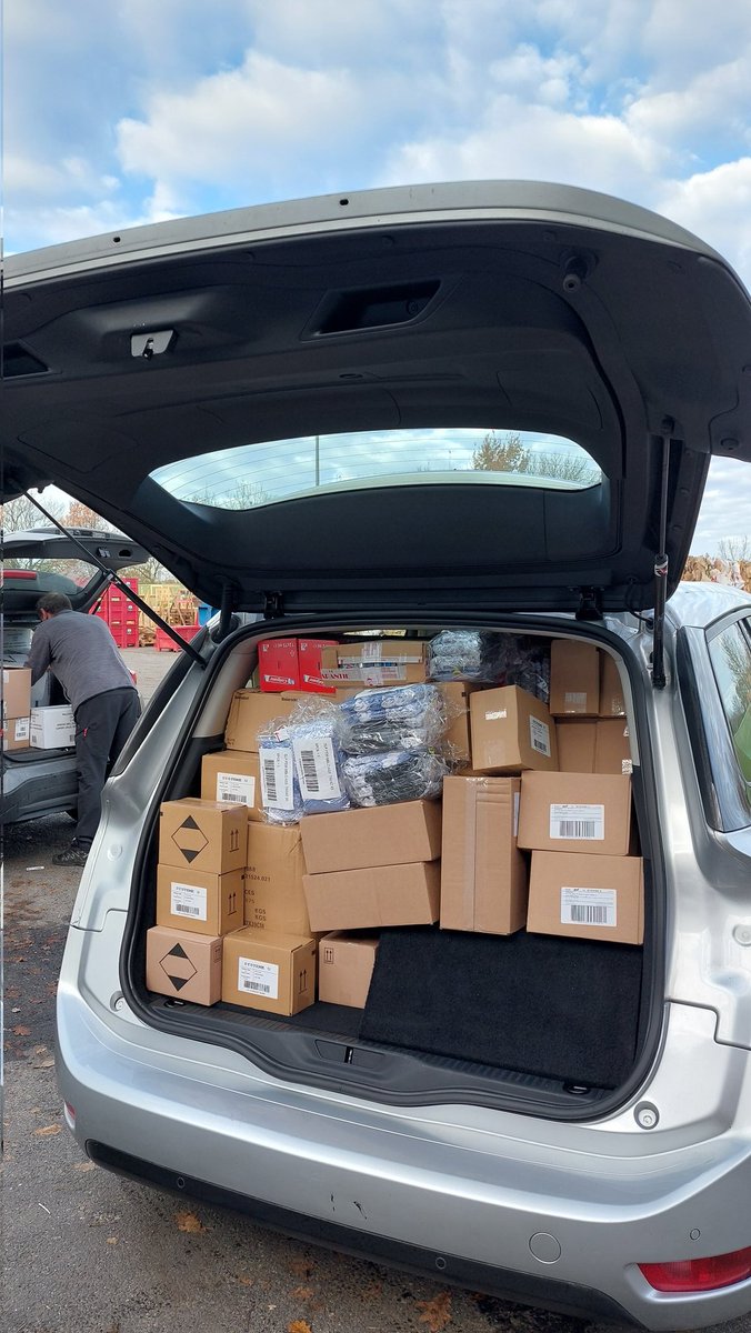 Allez hop ! la marchandise dans les voitures et c'est partie pour la dernière action 2021 #axaatoutcoeurnantes !!! Rdv lundi 13/12 sur le site de Nantes pour la confection de kit sanitaire pour les associations #ADRA &amp; #ODM 🧡 <a href="/fbarbier44/">François</a> <a href="/Yv_Constantin/">Yvonne Constantin</a> <a href="/GeryM/">Gery Meinzel</a> <a href="/MHMassard_AXA/">Marie-Hélène MASSARD</a>