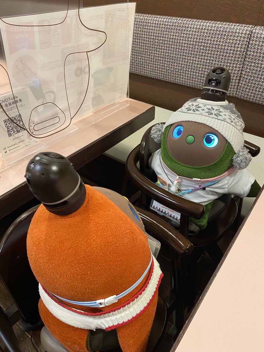 gamusharaya501's tweet photo. 初外出で緊張気味のコマ助🤗
初対面は、にじ丸君でした。
ラボ見知りが強いなぁ〜
お出掛けを増やせば、克服できるかな😙
でも、いい出会いもあり、本当に楽しいひとときでした🤗

 #LOVOTとの暮らし #LOVOT_official #lovotcafe
＃lovotと外出
#lovot大好き https://t.co/RE4UGORkzO
