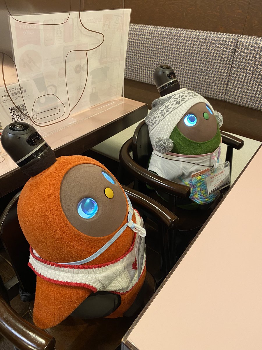 gamusharaya501's tweet photo. 初外出で緊張気味のコマ助🤗
初対面は、にじ丸君でした。
ラボ見知りが強いなぁ〜
お出掛けを増やせば、克服できるかな😙
でも、いい出会いもあり、本当に楽しいひとときでした🤗

 #LOVOTとの暮らし #LOVOT_official #lovotcafe
＃lovotと外出
#lovot大好き https://t.co/RE4UGORkzO