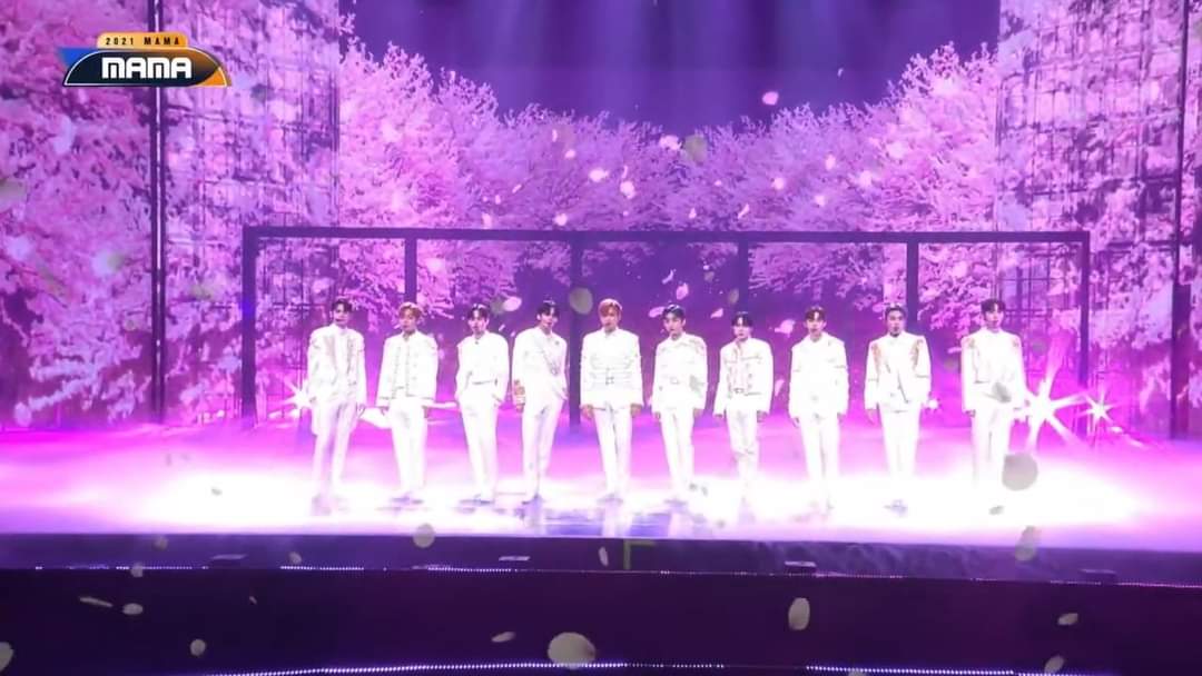 EdnaArgyle's tweet photo. 𝙒𝘼𝙉𝙉𝘼 𝙊𝙉𝙀 AT THE 2021 MAMA TONIGHT!!! 😭
I'm crying. Its been 3 years..
I really miss you guys.
@WannaOne_twt
@konnect_danielk

#워너원_워너블_가보자고 #ThereforeWeAreStillOne #2021MAMA https://t.co/rL1n1MTumM