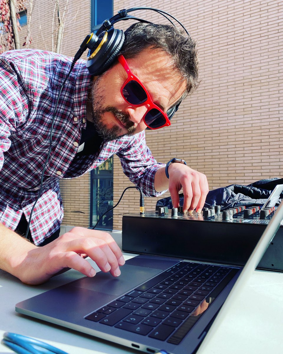 IgnasiGuasch's tweet photo. Here we go again. Acid Lounge Versmoouth del @SommelierMusic a la quina solidària de @CornellaActitud. El meu barri, El Pedró, mola que t’hi cagues. I el meu carrer, Torres i Bages, també. #SommelierMusical https://t.co/eiq9pzUBit