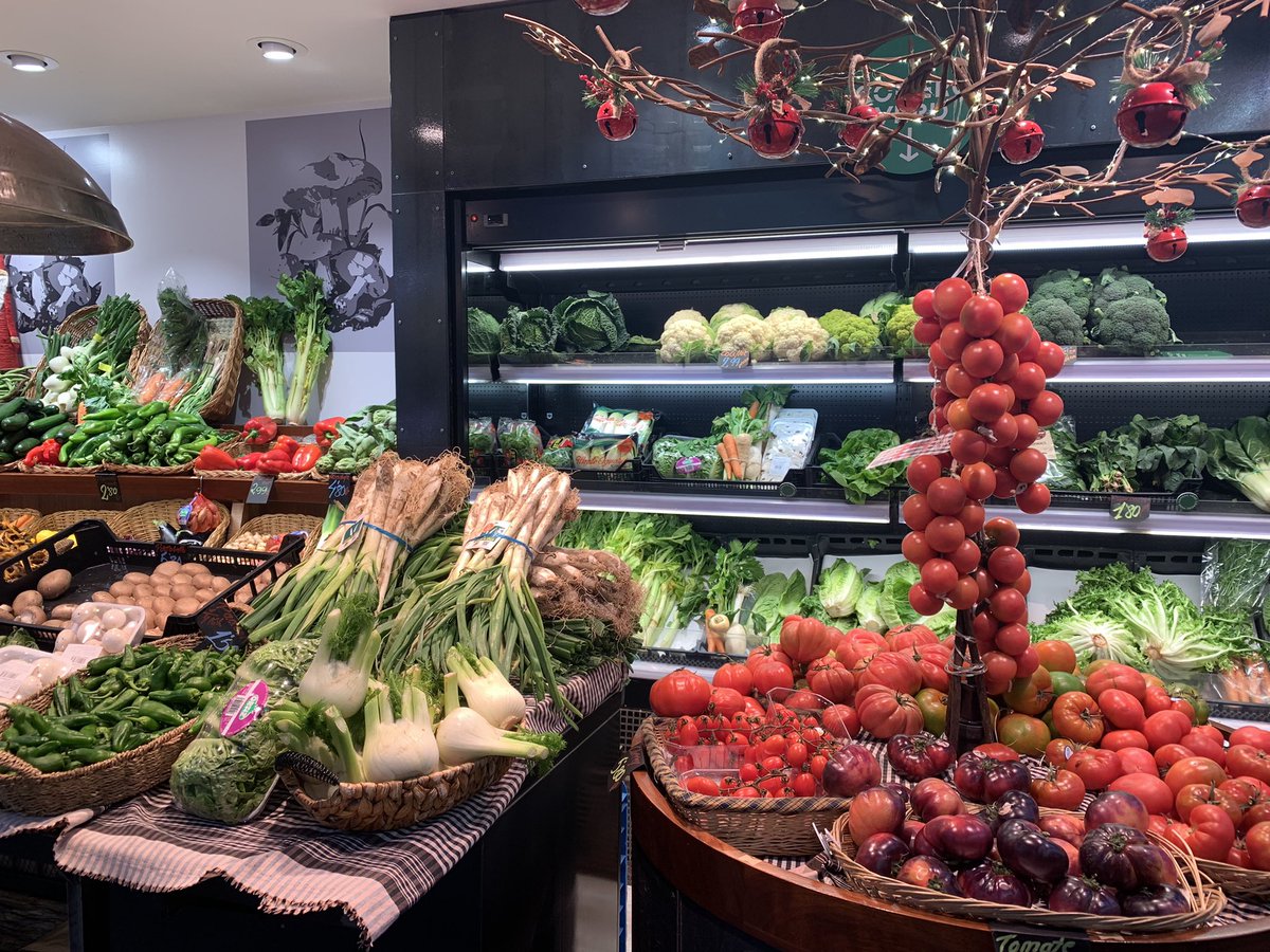 Soncerv's tweet photo. Dissabtes al @mercatstantoni 🐟🦐🦞🦀🦑🥬🥒🌶🍑🍉🍌🍎🍐🍓🫐🥭🥕🌽🥦🫑🧅🥔
#compralocal #proximitat #vinealmercat #mercatdesantantoni #barcelona #compraalbarri https://t.co/olqLsC0BBl