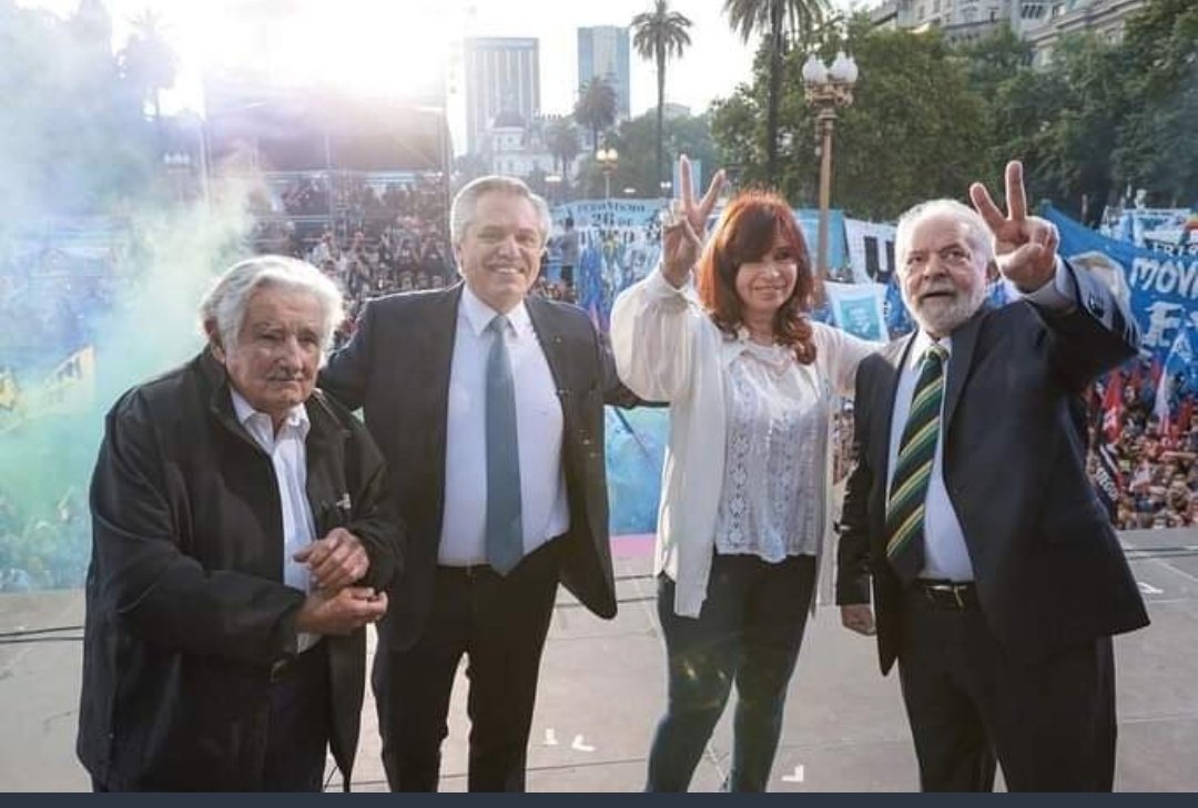 padresorganiza3's tweet photo. Los actos escolares, plagados de restricciones porque "hay pandemia".
Suerte que los actos políticos dan inmunidad contra las variantes de covid19. La fiesta de la democracia no incluye a los niños, claro. https://t.co/JyHgB7358S