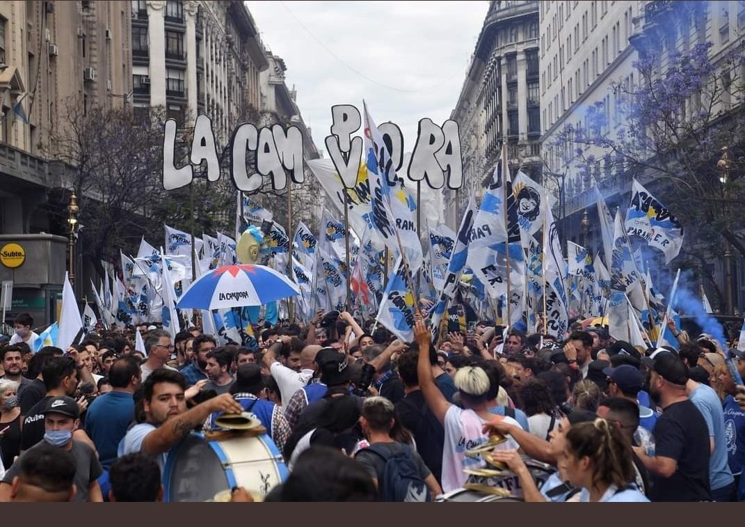 padresorganiza3's tweet photo. Los actos escolares, plagados de restricciones porque "hay pandemia".
Suerte que los actos políticos dan inmunidad contra las variantes de covid19. La fiesta de la democracia no incluye a los niños, claro. https://t.co/JyHgB7358S