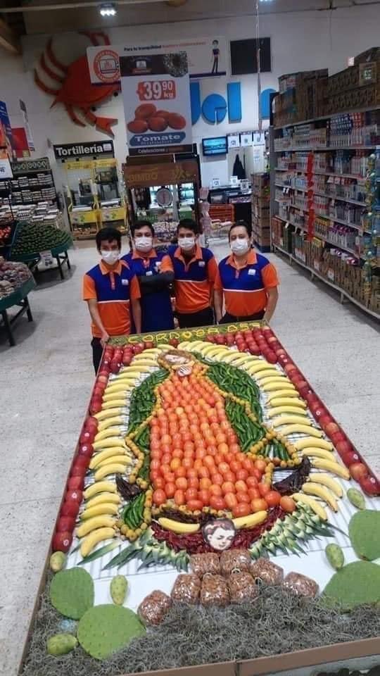 carlosmartinh's tweet photo. #Viral 
Trabajadores de Chedrahui en Córdoba Veracruz, subieron a redes la imagen que hicieron de la virgen de Guadalupe con verduras y frutas.

Les tomó poco más de dos horas, la imagen fue hecha con nopales, chiles, manzanas, tomates, naranjas, nueces y heno. https://t.co/uQQ8cXRQ3I