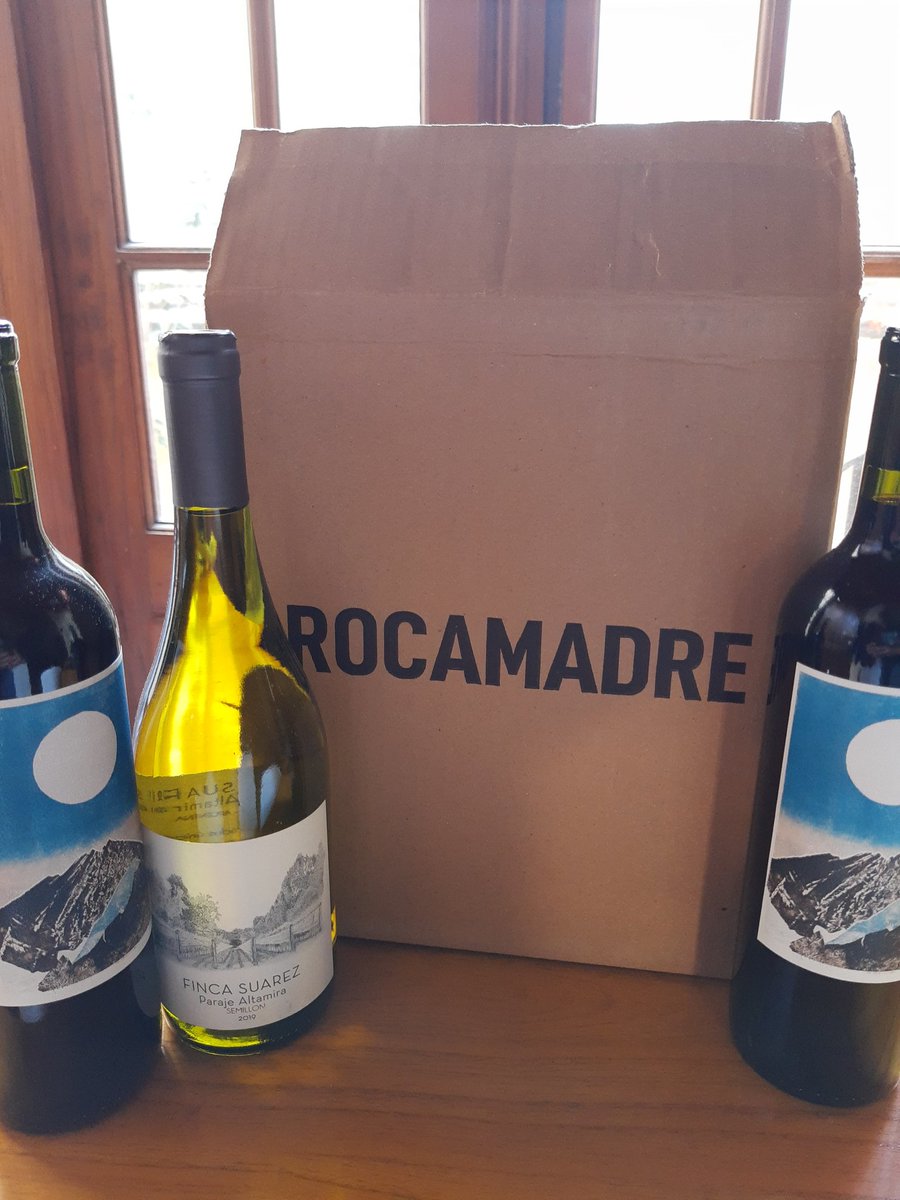 Hacete otro lugar en el #AsaronCosas, <a href="/aleberco/">Alejandro Bercovich</a>, que llegó <a href="/JuanfaSuarez/">Juanfa Suarez</a> con estos ejemplares de <a href="/rocamadrevinos/">rocamadre</a>. Ya siento ese early descorch de <a href="/nbg__/">Noe Barral Grigera</a>