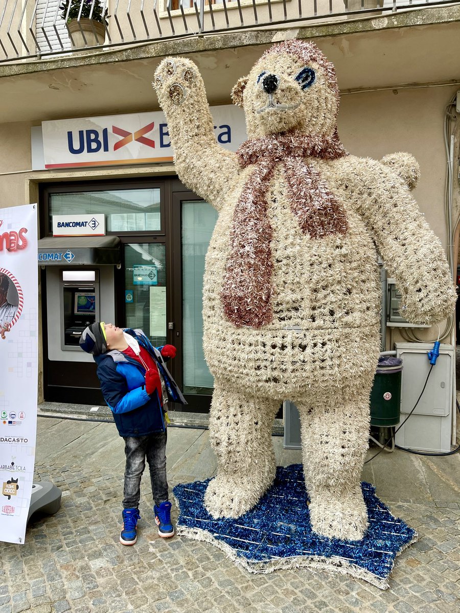 Justice made a new friend in Govone, Italy 🤩 #roadTrip #italianplaces #christmasdecorations #sayhi #christmasinitaly #family #roastripitaly #ontheroadagain