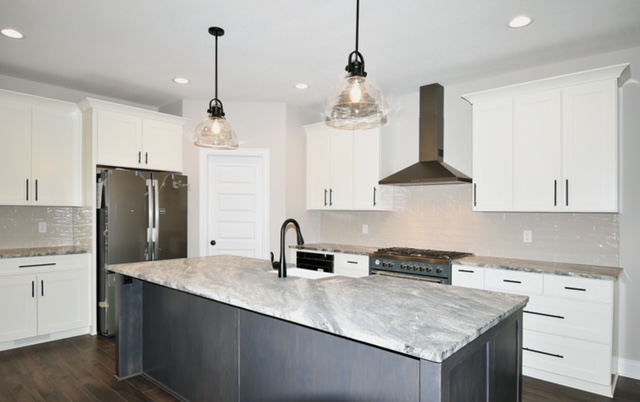 A kitchen to be merry about! What are you cookin' up this weekend?
.
.
.
#SPH #SamPitzuloHomes #CustomHomes #CustomDesigns #CustomBuilder #CustomKitchen #DreamKitchen #KitchenDesigns #DreamHome #HomeDesigns #OhioBuilder #HomeBuilder