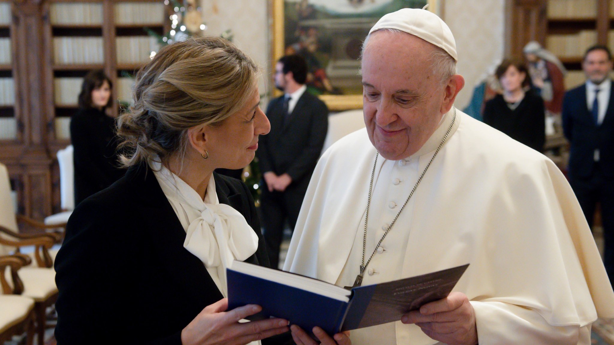 Follas Novas, regalo al Papa