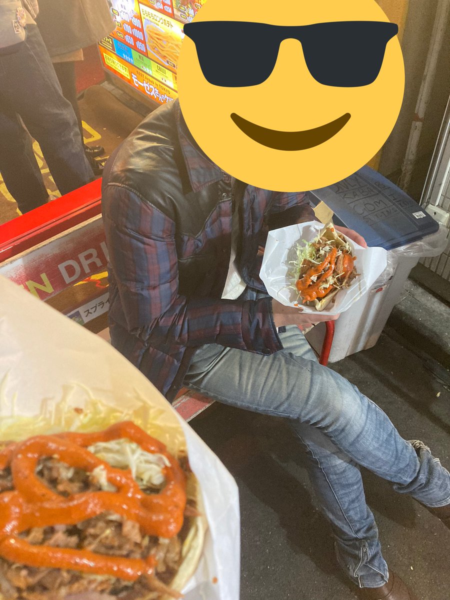 masa19881111's tweet photo. 本日は息子仕事終わりに秋葉原探索！
ポケカ見たりFoilみたり！
@MTG28761087 @peco_is_a_b さんとclubBASEでフリプ！！モダンの切削はすげーエロくてやばかった！！
今日は遊んでくださりありがとうございました！！！

画像はペコさんとケバブ！！笑

#mtg
#Foil
#モーゼスさんのケバブ
#clubBASE https://t.co/PPWwjpPNZh