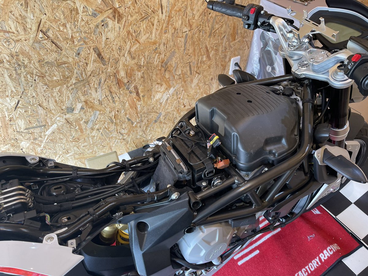 MVtorisan800's tweet photo. @brutale800ds タンク外すと楽ですよ(*´꒳`*)タンクのみでおっけいです笑 https://t.co/WHHUgSplQ5