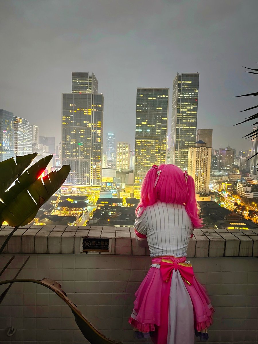 【随手拍】夜之城
City，
Night，
Light，
Aya.

出镜：本人
摄影：<a href="/SaKIKYKAbAGGl7u/">爱爪子的鱼</a>
后期：<a href="/Minato3710_Moyu/">Moyu@だいてんしあくあ⚓️</a>

#kigurumi #着ぐるみ #丸山彩 #バンドリ #ガルパ #パスパレ #夜景