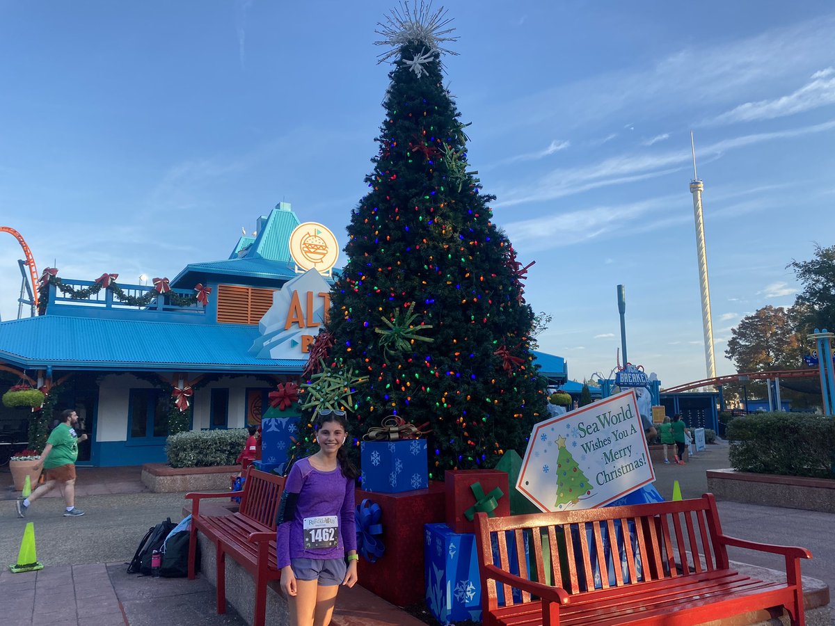TheDCLBlog's tweet image. Very fun morning at the @gwarmothwftv #ReindeerRun @SeaWorld 🎄