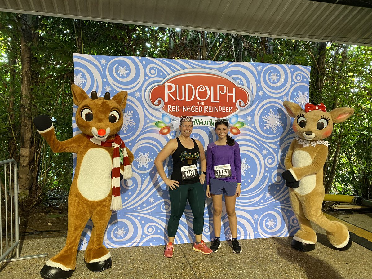 TheDCLBlog's tweet image. Very fun morning at the @gwarmothwftv #ReindeerRun @SeaWorld 🎄