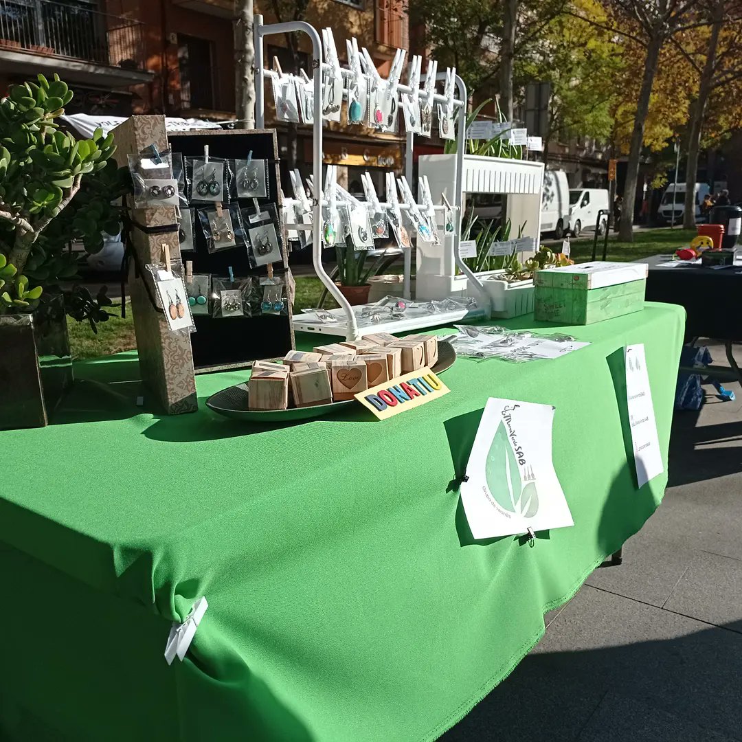 LaMareaVerdeSAB's tweet photo. Paradeta junto a nuestros vecinos de @CrematoriStop 
Gracias una vez más a @lesbesossades por dejarnos un hueco verde 🌱
#Aloeverapower #artesanía #orgullovecinal 

Objetivo: luchar por un Sant Adrià verde y NO gris. 
Batallar por una ciudad saludable para todos, vale la pena! https://t.co/bwfm0EoZ5u