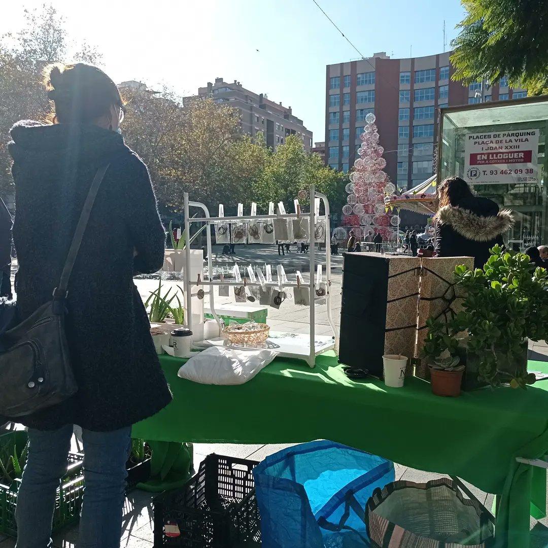 LaMareaVerdeSAB's tweet photo. Paradeta junto a nuestros vecinos de @CrematoriStop 
Gracias una vez más a @lesbesossades por dejarnos un hueco verde 🌱
#Aloeverapower #artesanía #orgullovecinal 

Objetivo: luchar por un Sant Adrià verde y NO gris. 
Batallar por una ciudad saludable para todos, vale la pena! https://t.co/bwfm0EoZ5u
