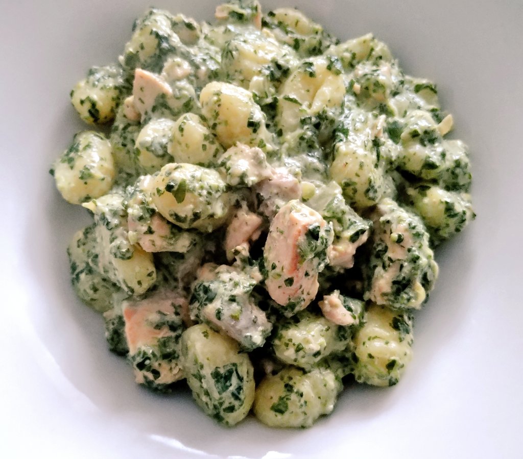 BakingCooking's tweet image. Saturday lunch 🚨 #homemade gnocchi with creamy salmon spinach and garlic sauce 👩🏻‍🍳🍝🐟🥬🧄🧅😋 #Cooking #homecooking #SaturdayKitchen #saturdaylunch #lunch #delicious #food #Foodie #FoodieBeauty #gnocchi #salmon #garlic #creamysauce #SaturdayVibes #comfortfood