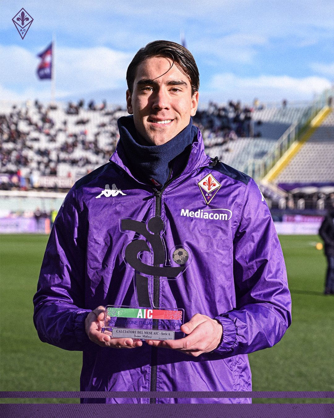 the player of acf fiorentina dusan vlahovic in contrast the player