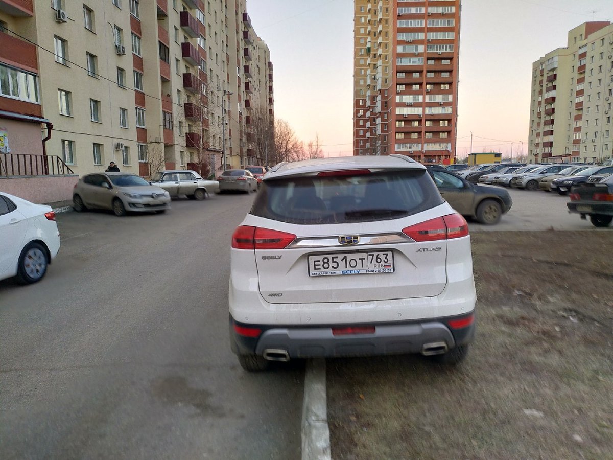 Пополнение в нашей рубрике #ЯпаркуюсьКакМудак 
Сегодня 11.12.2021 - фото сделано в 16-30
Адрес - между домами Казачья 26 и Казачья 30
Автомобиль - Geely
гос. номер - е851от 763
<a href="/krotkov_s/">Сергей Кротков</a>