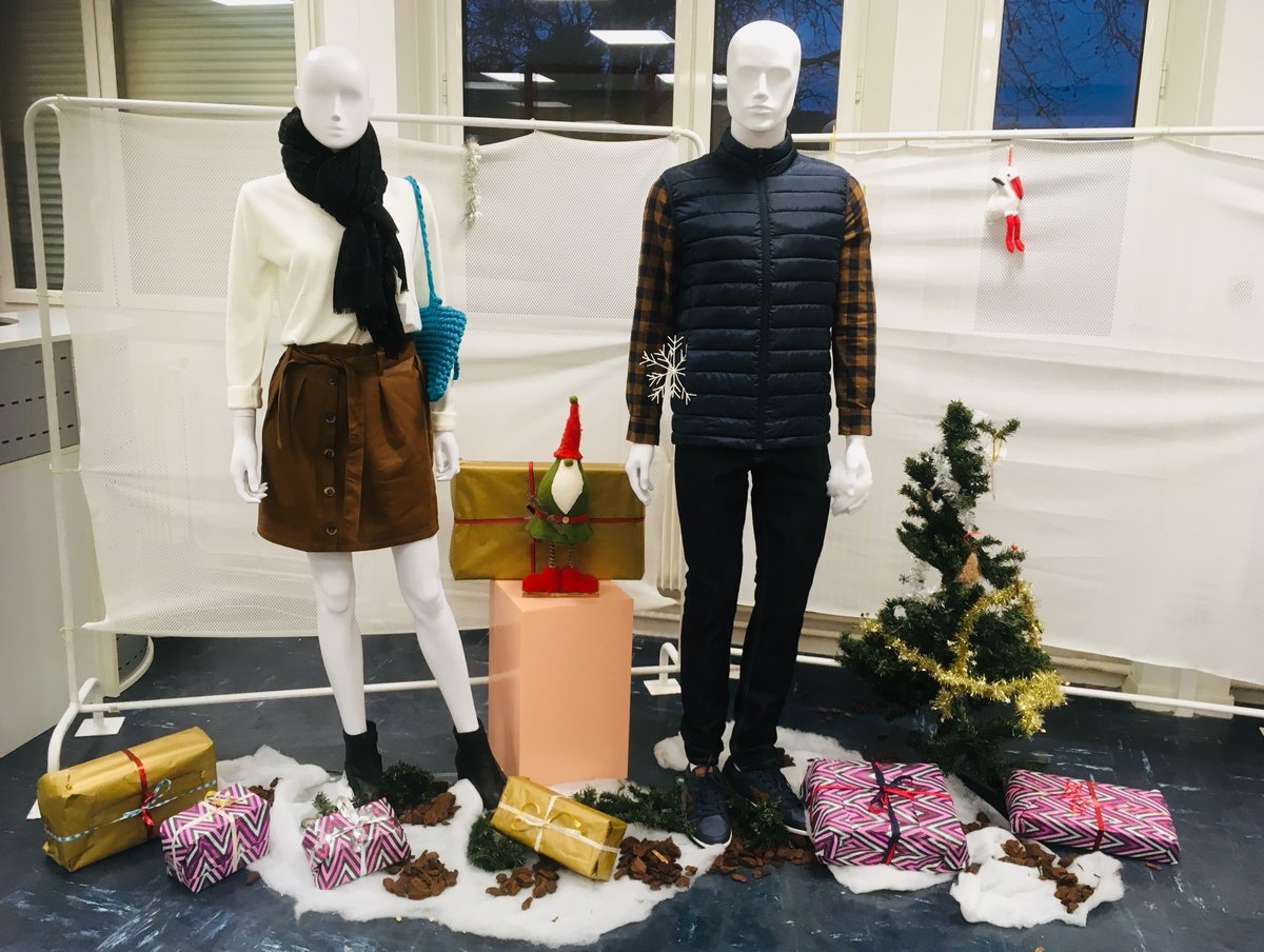 anne_gehl's tweet photo. Vitrine de Noël, du magasin pédagogique de la SEGPA du collège Les Sources avec la mascotte Bobby 😉 https://t.co/xogXBFPvTe