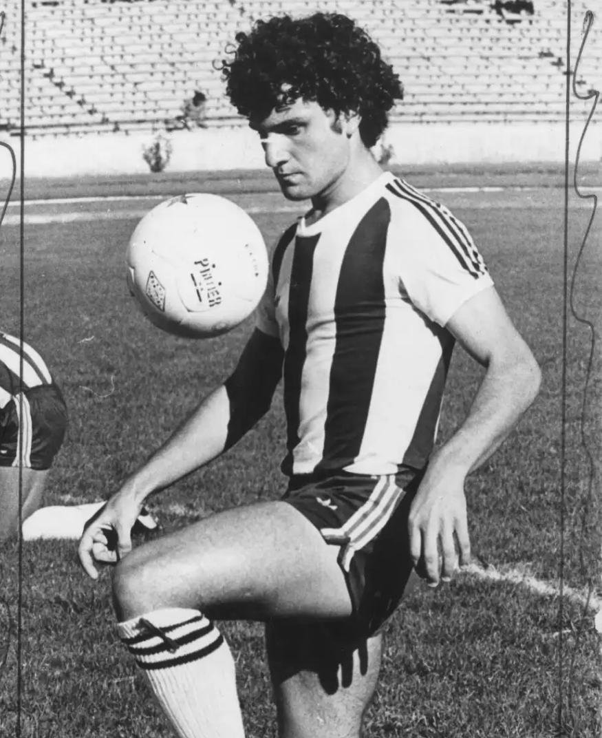 MaxiCuello1981's tweet photo. CUCIUFFO
#Efemérides Hace 17 años, en un trágico accidente, nos dejaba el campeón del mundo 🇦🇷 José Luis #Cuciuffo. 
En #Talleres jugó (en gran nivel) 43 partidos y convirtió un gol en 1981, para luego pasar a #Vélez.
#HastaSiempreCrack https://t.co/2SJHaoAHlu